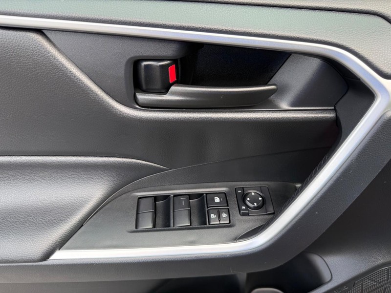 Toyota RAV4 Vehicle Full-screen Gallery Image 22