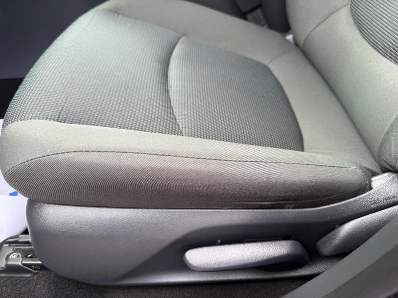 Toyota RAV4 Vehicle Full-screen Gallery Image 23