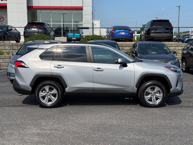 Toyota RAV4 Vehicle Full-screen Gallery Image 02