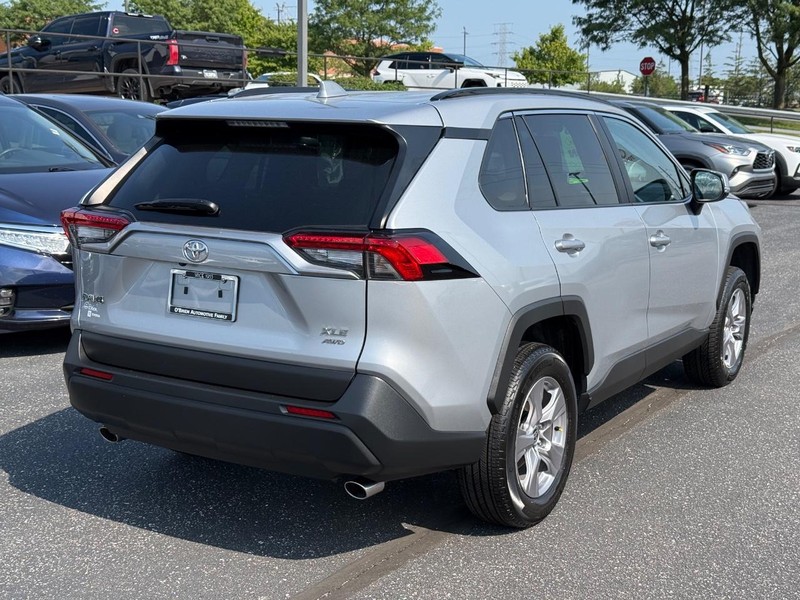 Toyota RAV4 Vehicle Full-screen Gallery Image 03
