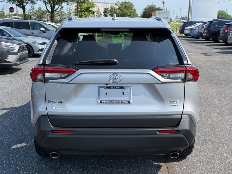Toyota RAV4 Vehicle Full-screen Gallery Image 04