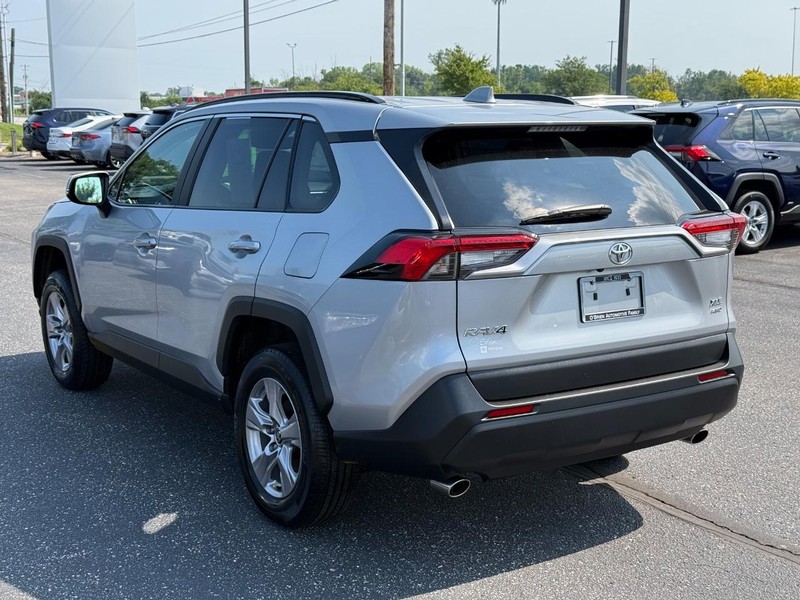 Toyota RAV4 Vehicle Full-screen Gallery Image 05