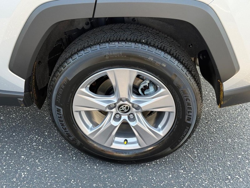 Toyota RAV4 Vehicle Full-screen Gallery Image 06