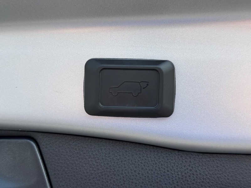 Toyota RAV4 Vehicle Full-screen Gallery Image 08