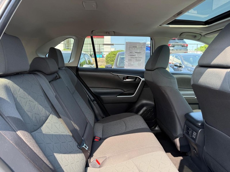 Toyota RAV4 Vehicle Full-screen Gallery Image 11