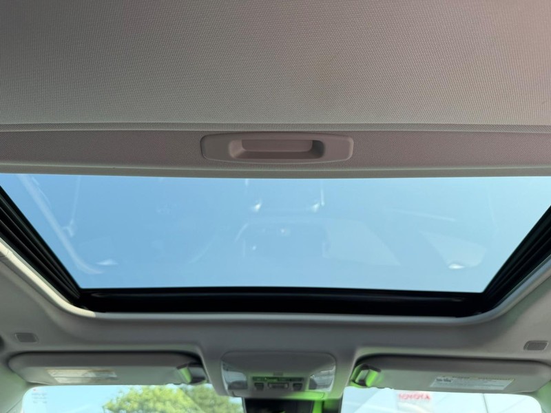 Toyota RAV4 Vehicle Full-screen Gallery Image 12