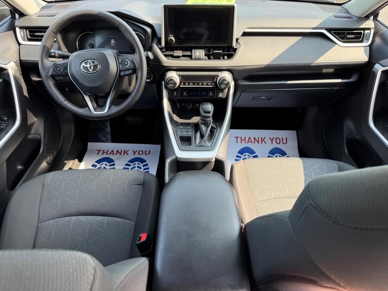 Toyota RAV4 Vehicle Full-screen Gallery Image 13