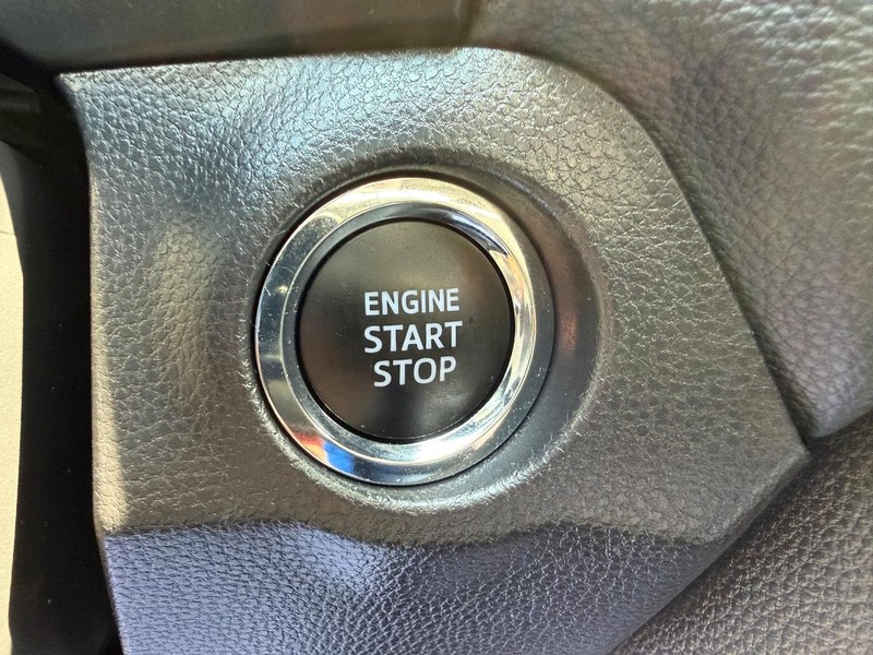 Toyota RAV4 Vehicle Full-screen Gallery Image 17