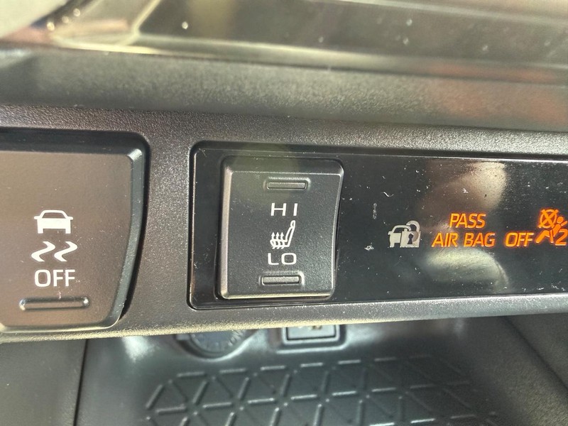 Toyota RAV4 Vehicle Full-screen Gallery Image 18