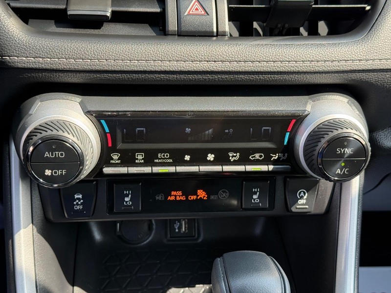 Toyota RAV4 Vehicle Full-screen Gallery Image 21