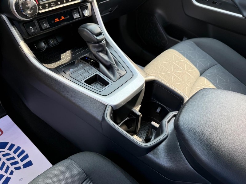 Toyota RAV4 Vehicle Full-screen Gallery Image 22
