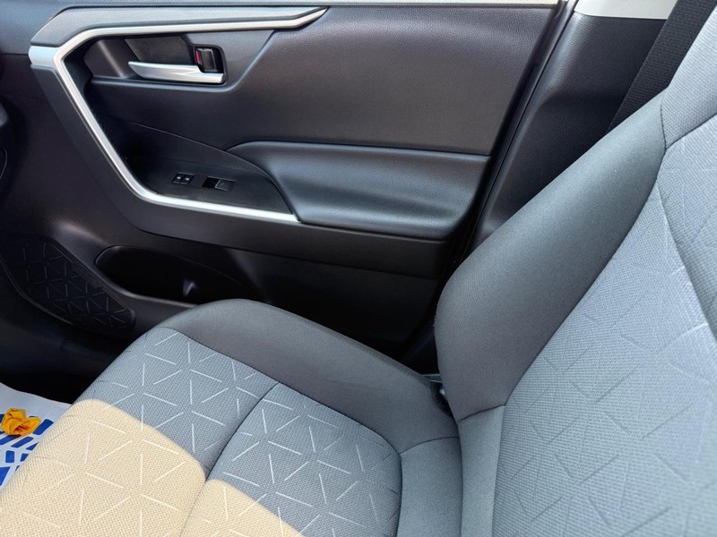 Toyota RAV4 Vehicle Full-screen Gallery Image 23