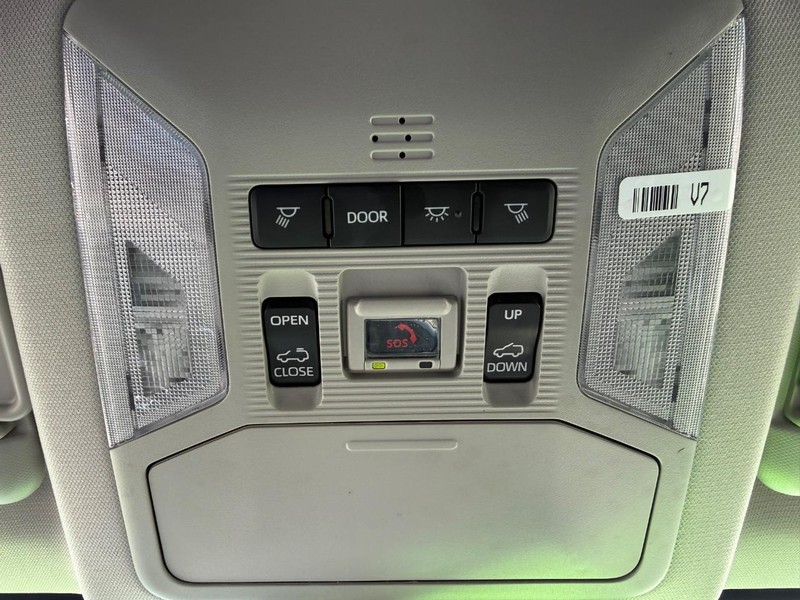 Toyota RAV4 Vehicle Full-screen Gallery Image 24