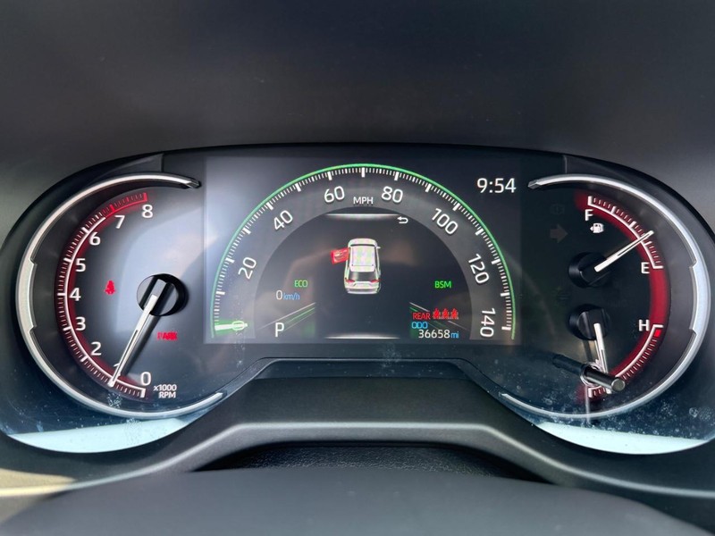 Toyota RAV4 Vehicle Full-screen Gallery Image 25