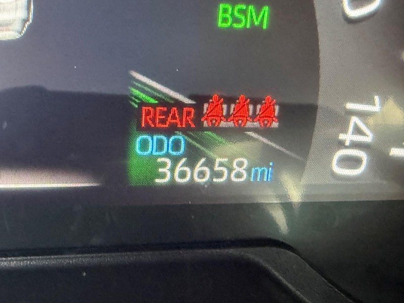 Toyota RAV4 Vehicle Full-screen Gallery Image 26