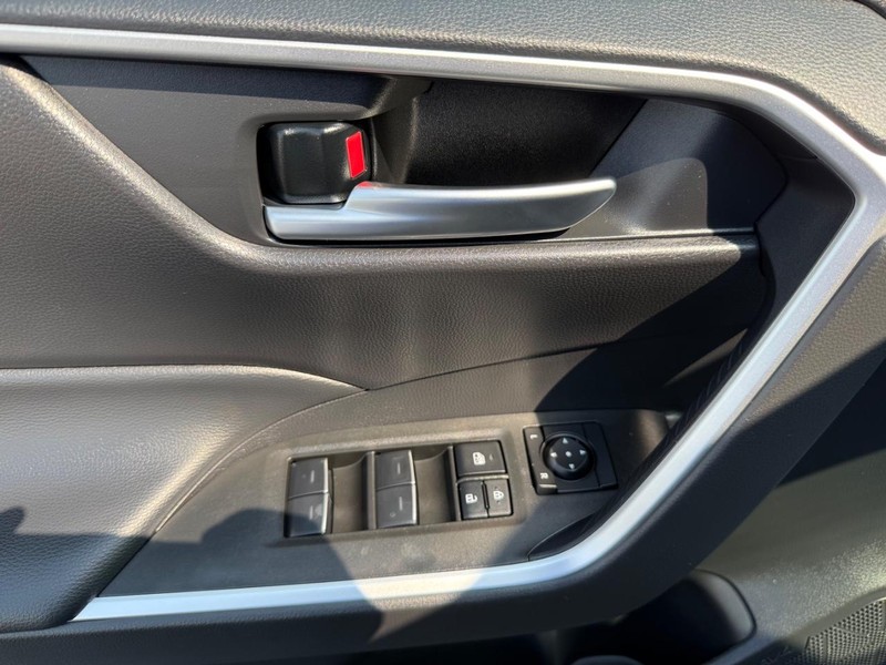 Toyota RAV4 Vehicle Full-screen Gallery Image 27