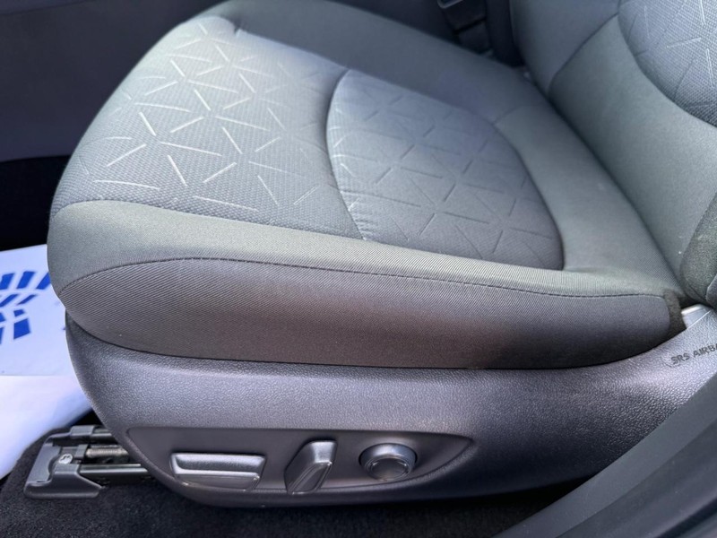 Toyota RAV4 Vehicle Full-screen Gallery Image 28