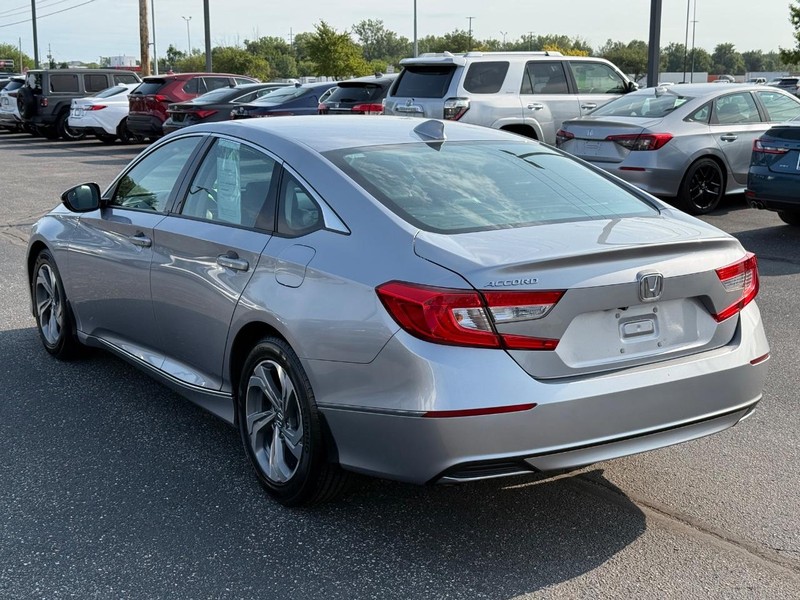 Honda Accord Sedan Vehicle Full-screen Gallery Image 05