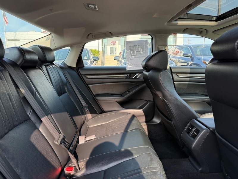 Honda Accord Sedan Vehicle Full-screen Gallery Image 10