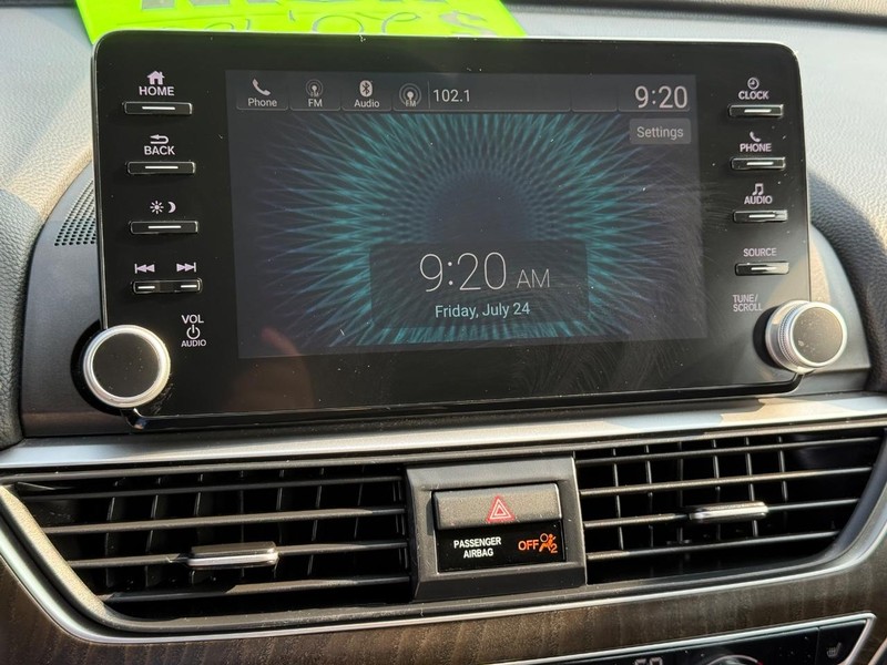 Honda Accord Sedan Vehicle Full-screen Gallery Image 18