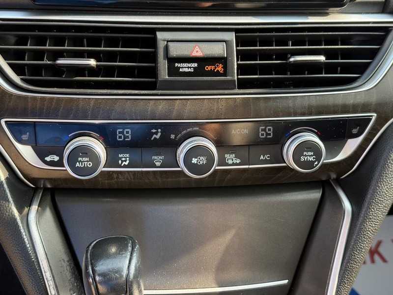 Honda Accord Sedan Vehicle Full-screen Gallery Image 20