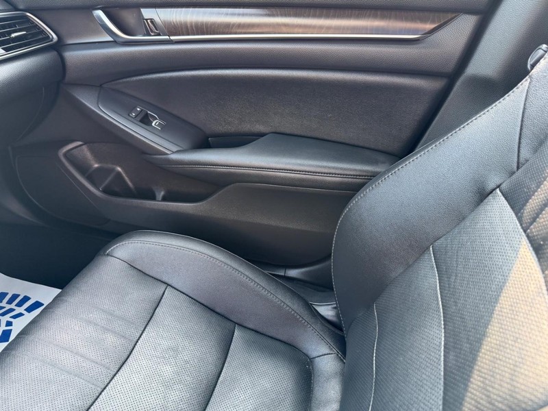 Honda Accord Sedan Vehicle Full-screen Gallery Image 22