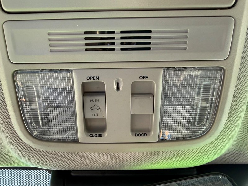 Honda Accord Sedan Vehicle Full-screen Gallery Image 23