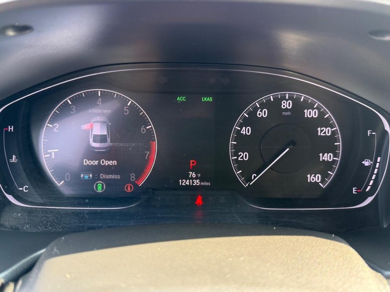Honda Accord Sedan Vehicle Full-screen Gallery Image 24
