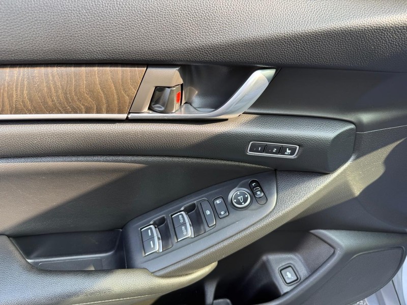 Honda Accord Sedan Vehicle Full-screen Gallery Image 26