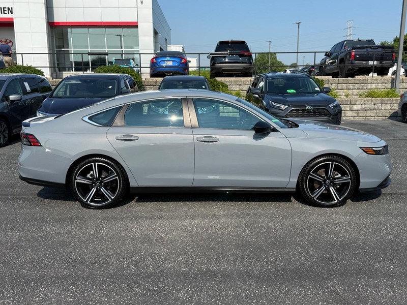Honda Accord Hybrid Vehicle Full-screen Gallery Image 02