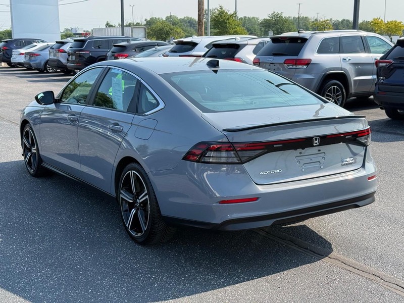 Honda Accord Hybrid Vehicle Full-screen Gallery Image 05