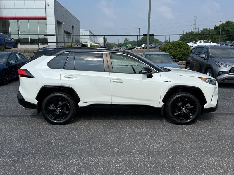 Toyota RAV4 Vehicle Image 02