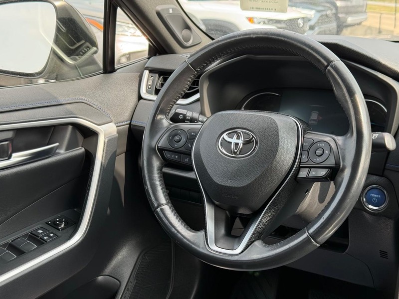 Toyota RAV4 Vehicle Image 14