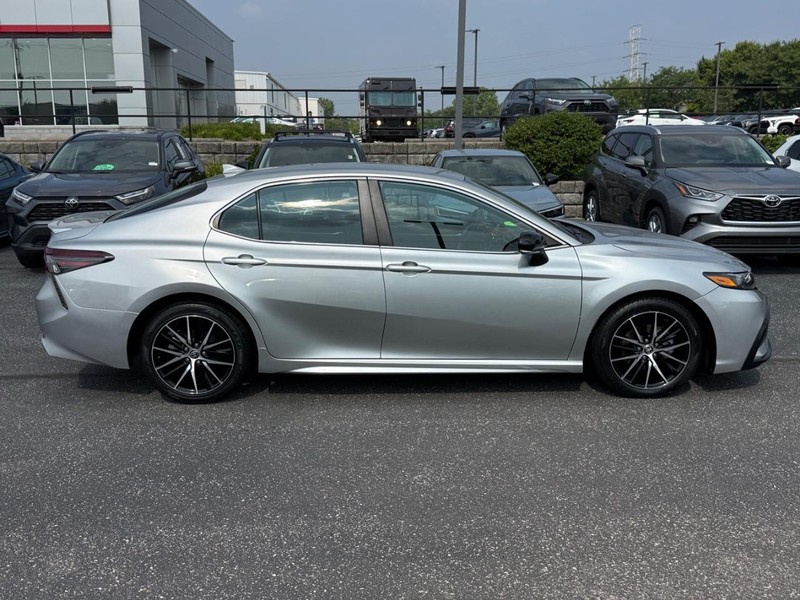 Toyota Camry Vehicle Full-screen Gallery Image 02