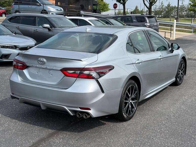 Toyota Camry Vehicle Full-screen Gallery Image 03