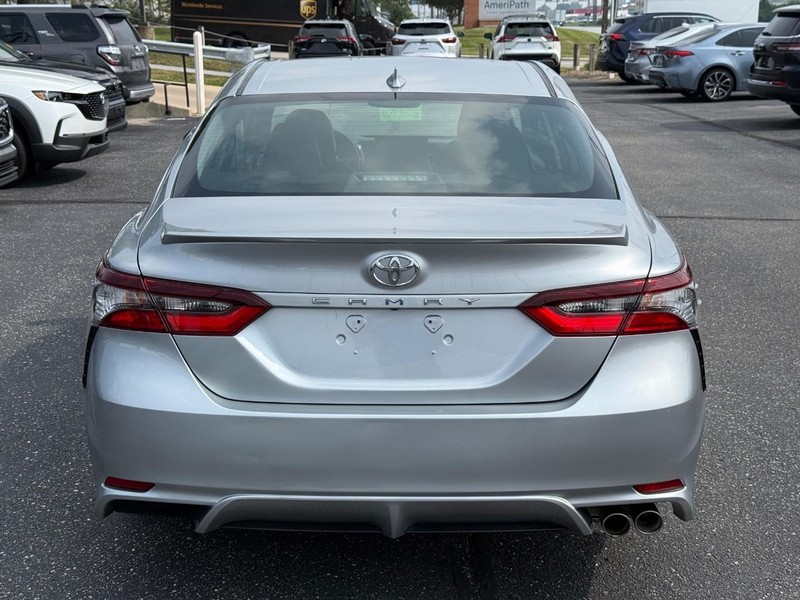 Toyota Camry Vehicle Full-screen Gallery Image 04