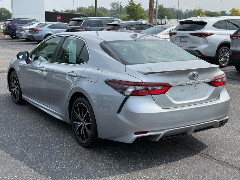Toyota Camry Vehicle Full-screen Gallery Image 05