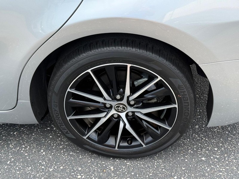 Toyota Camry Vehicle Full-screen Gallery Image 06