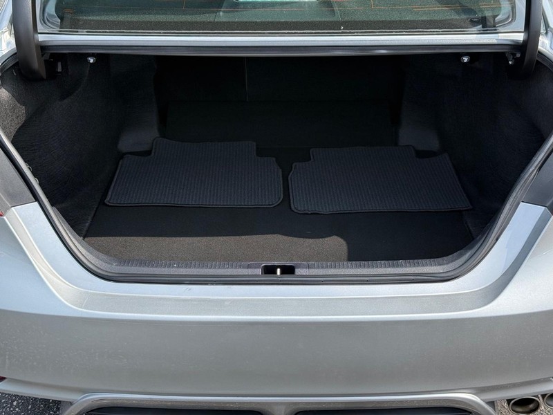 Toyota Camry Vehicle Full-screen Gallery Image 07