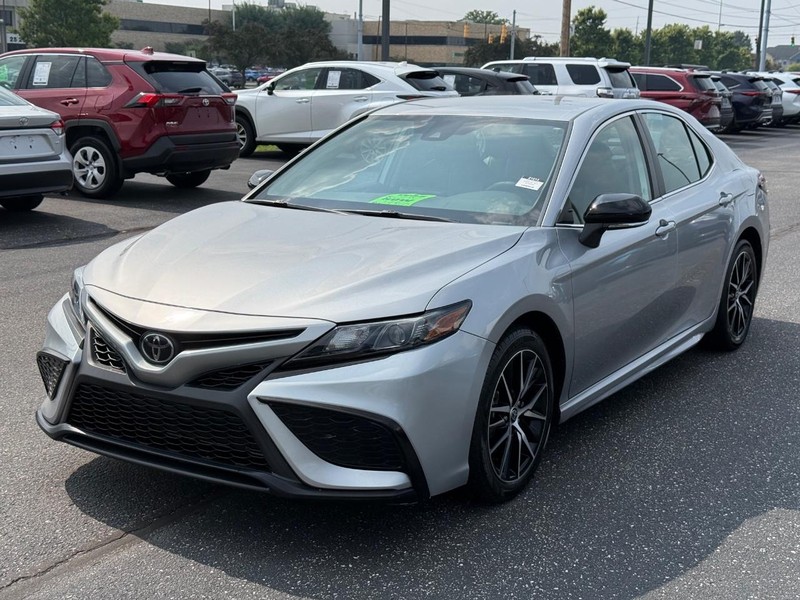 Toyota Camry Vehicle Full-screen Gallery Image 08