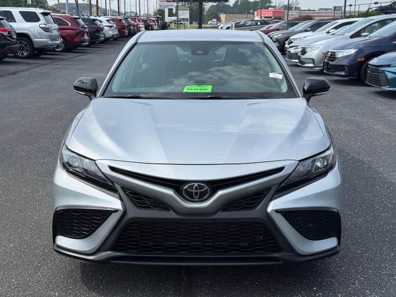 Toyota Camry Vehicle Full-screen Gallery Image 09