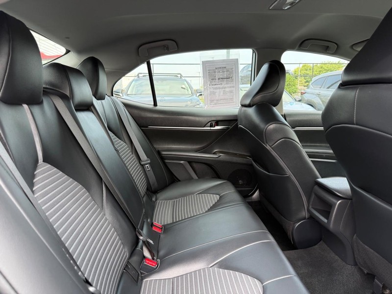 Toyota Camry Vehicle Full-screen Gallery Image 10