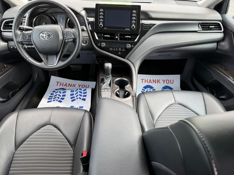 Toyota Camry Vehicle Full-screen Gallery Image 11
