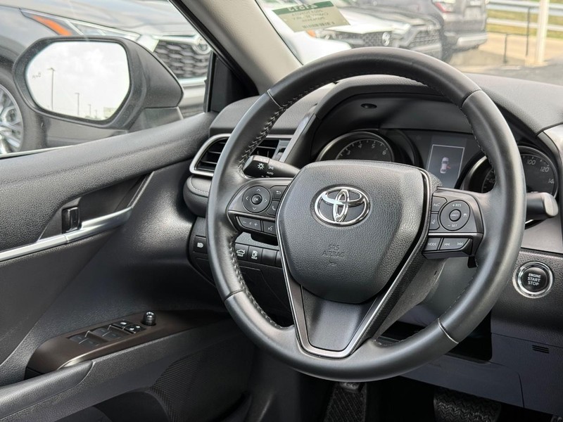 Toyota Camry Vehicle Full-screen Gallery Image 12