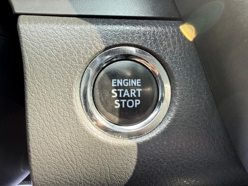 Toyota Camry Vehicle Full-screen Gallery Image 15