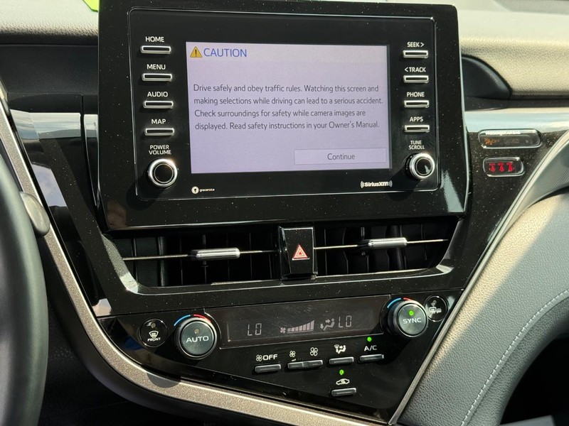 Toyota Camry Vehicle Full-screen Gallery Image 16