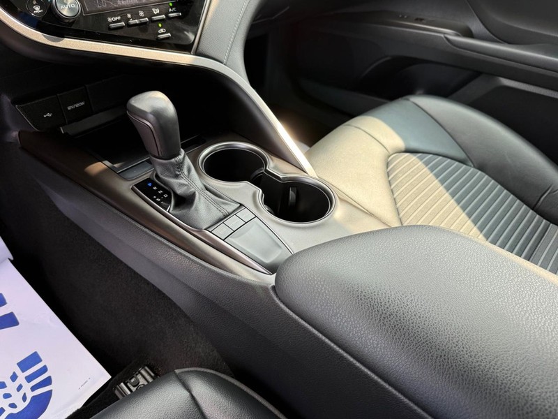 Toyota Camry Vehicle Full-screen Gallery Image 18