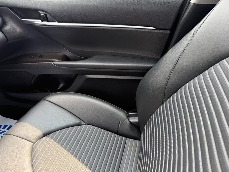 Toyota Camry Vehicle Full-screen Gallery Image 19