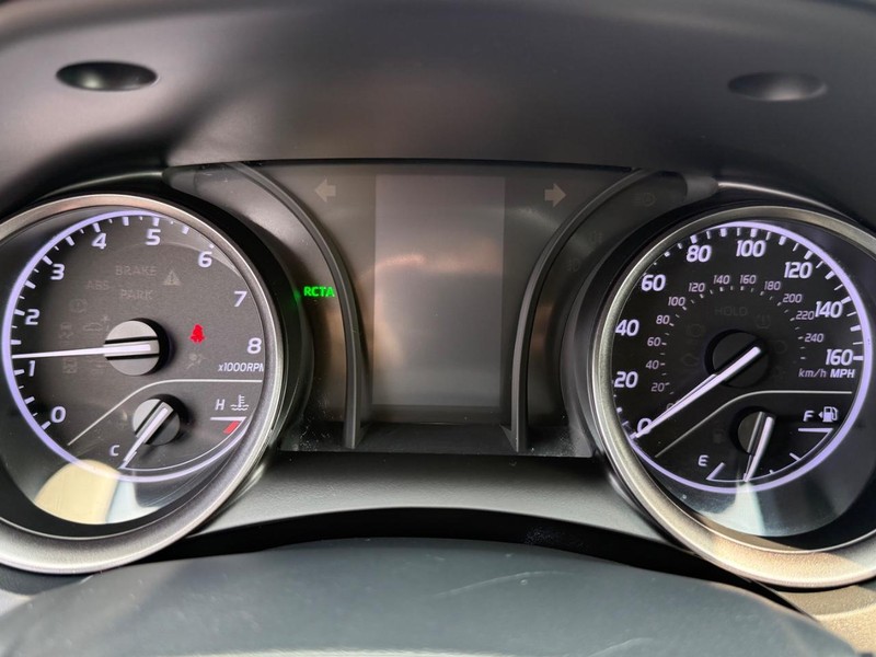 Toyota Camry Vehicle Full-screen Gallery Image 20