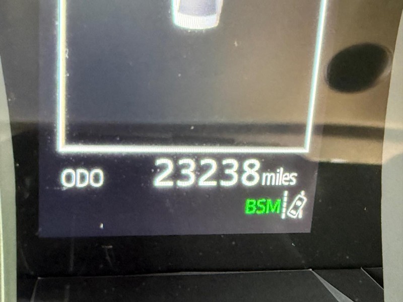 Toyota Camry Vehicle Full-screen Gallery Image 21